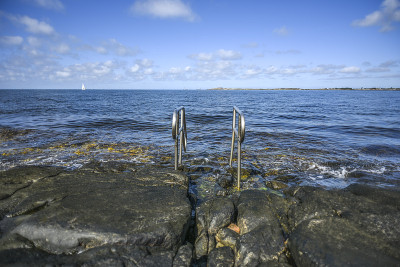 瑞典的石头海岸，在Varberg，一个梯子进入大海。