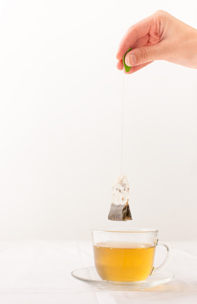 煮好的绿茶包在杯子上