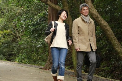 夫妇一起散步