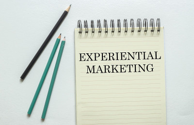 两只绿色的一只黑色的铅笔，白色的背景上写着Experiential Marketing