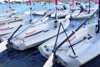 激光小帆船在Formentera划船