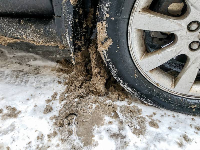 车轮和车门上都粘着雪。雪清理泥瓣