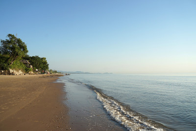 泰国Kuiburi美丽宁静的海滩和安静的海浪