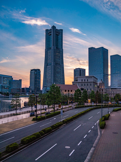 日本神奈川县横滨的城市景观。横滨是一个面向横滨港的地区。
