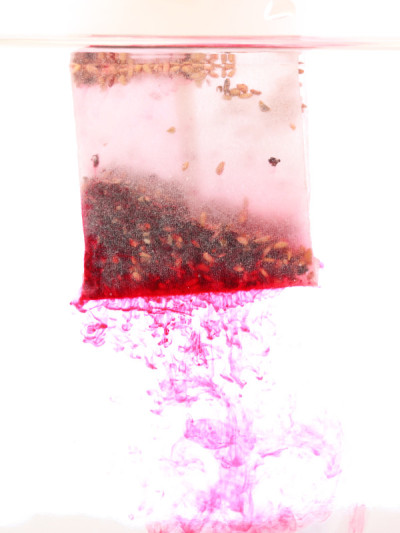 红茶包在热水里