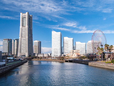 日本神奈川县横滨市的横滨市景。横滨是一个面向横滨港的地区。