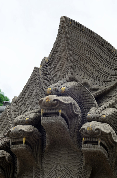 龙雕像