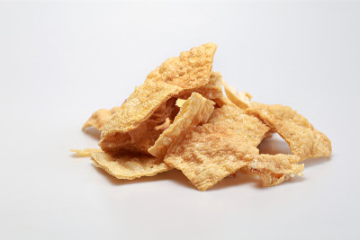 一堆酥脆的豆腐孤立在白色