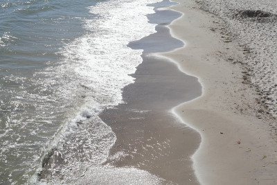 海滩浪迹和泡沫水
