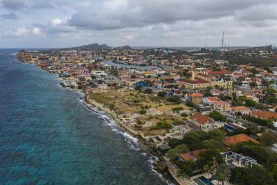 鸟瞰图库拉索海岸在加勒比海与绿松石的水，悬崖，海滩和美丽的珊瑚礁
