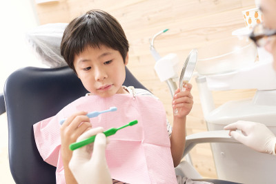在牙医那里教日本孩子刷牙
