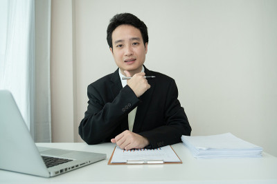 亚洲商人在家工作。