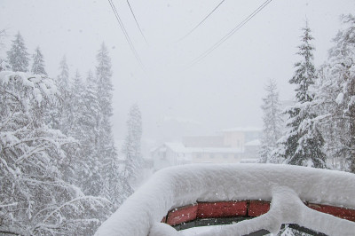 从索道站看，在高加索山脉的大雪中