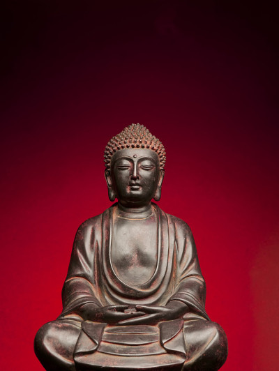 红色背景的佛像