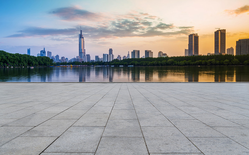 南京的城市建筑景观用的是空的方形地砖