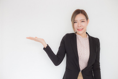 亚洲女商人张开手展示产品，孤立在白色背景上