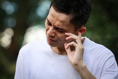 一个感到耳朵疼痛的人