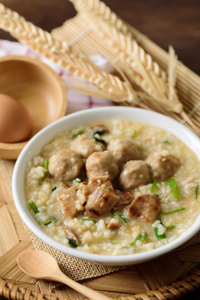 亚洲食物，米饭汤加肉丸