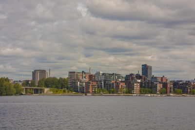 从Pyhäjärvi湖看坦佩雷市