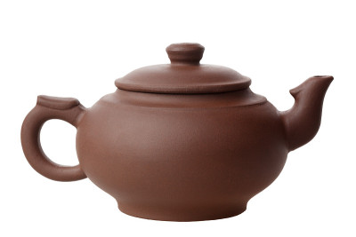 白色背景上的泥茶壶