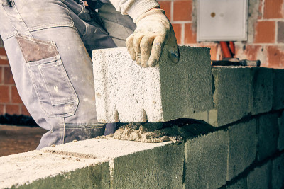 真正的建筑工人在室内砌砖。