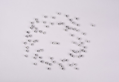 用黑白字母形状书写的单词Fin