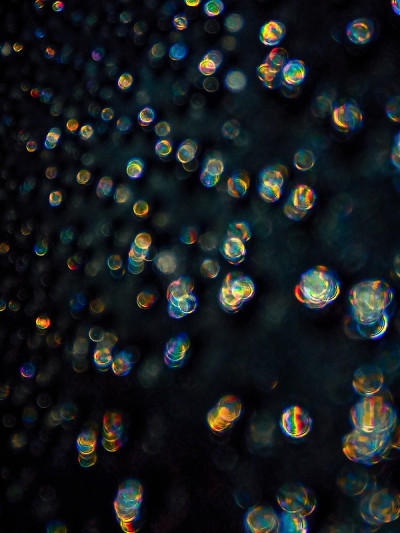 散焦的雨滴在灯光下闪闪发光