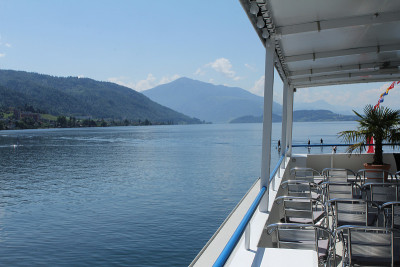 和Rigi和lake一起在zug湖上划船