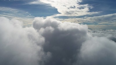 无人机在美丽的天空中飞过。伟大的景观。