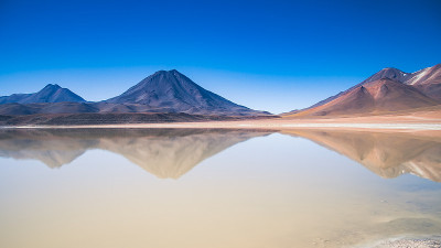在拉斯卡火神附近有一个湖，可以映山