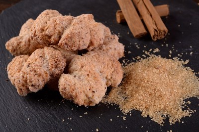 碗里放肉桂饼干和大茴香