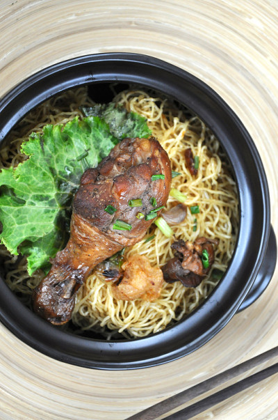 上面是鸡腿面碗