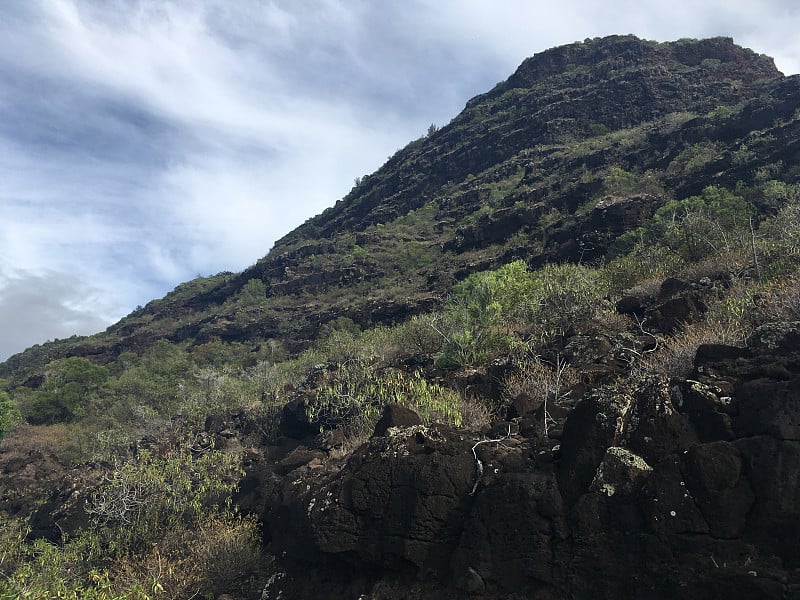 夏威夷考艾岛波利黑尔海滩附近的纳帕利海岸。