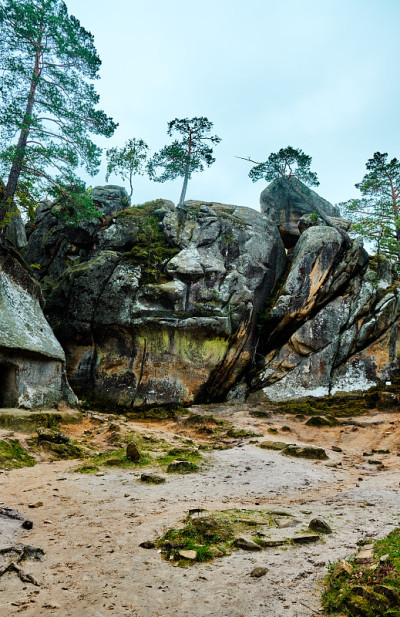 山的风景。Dovbush岩石。喀尔巴阡山,乌克兰。