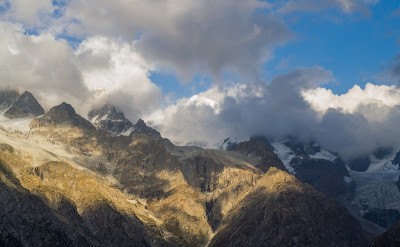 白雪覆盖的高山、高山草甸和当地的山区居民点