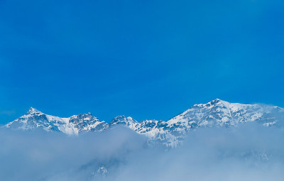 高山山峰前的云