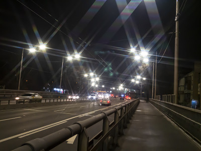 城市道路夜间照明。