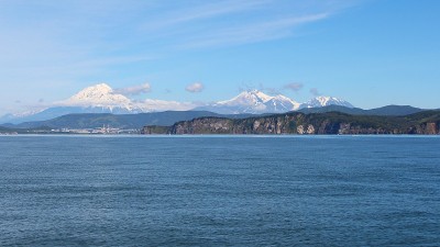 阿瓦钦斯基火山和科yaksky火山耸立在堪察特斯基的彼得罗巴甫洛夫斯克市