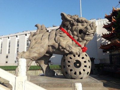 狮子(雄狮)在台湾的寺庙外面