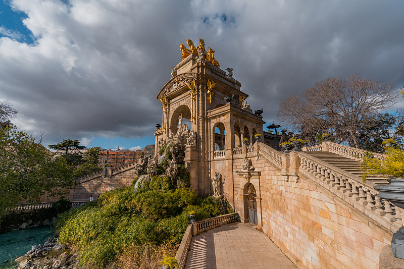 西班牙巴塞罗那公园城堡的瀑布喷泉。这个公园也被称为Parc de la Ciutadella。位于西