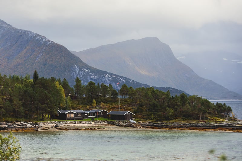 经典的挪威寒冷的埃夫约登峡湾全景，巴兰根市，Nordland县，经常区，挪威与峡湾大桥，斯托特登山，