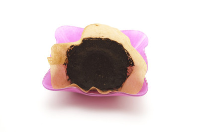 玻璃碗里的旧咖啡过滤器