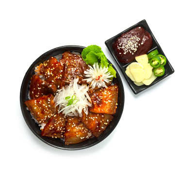 香辣烤五花肉配高竹酱(Dwaeji Bulgogi)米饭配洋葱片香辣烧烤