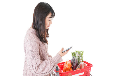 年轻女子不用现金付账