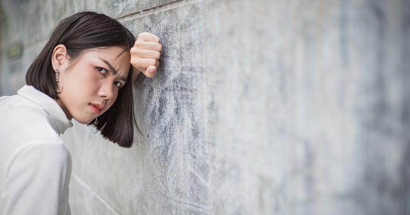 肖像强调悲伤的年轻亚洲妇女户外。都市都市生活方式的压力。倦怠，压力，办公室综合症的概念。