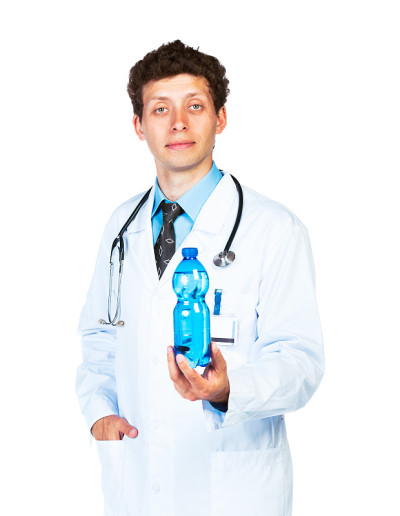 一个男医生拿着一瓶水的肖像