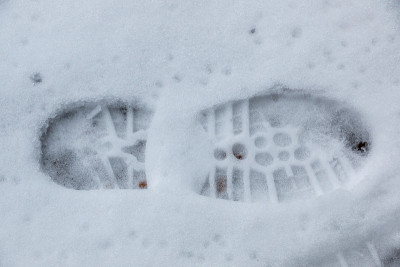 雪地上有人的鞋印