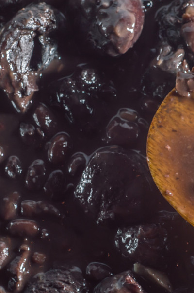 巴西feijoada，木勺式的巴西feijoada
