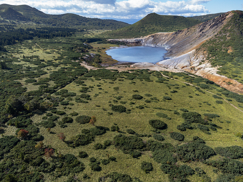 在俄罗斯千岛群岛的国后岛Golovnin火山火山口的沸水湖的无人机视角。