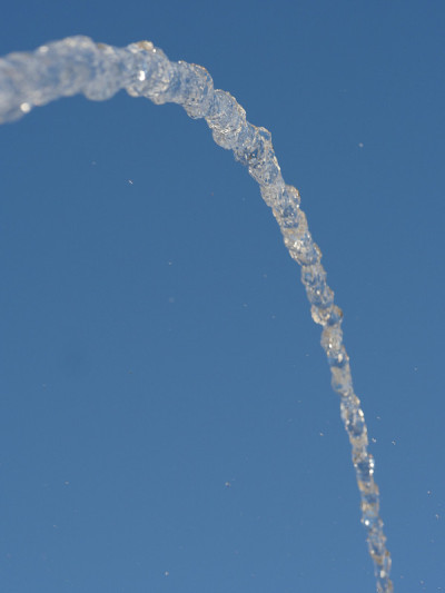 水溅蓝天